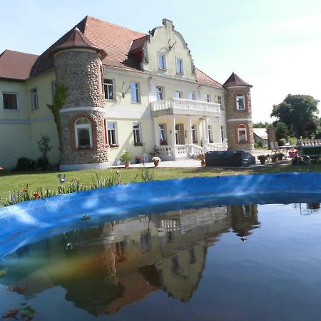 Gutshaus Darsikow Hotel ภายนอก รูปภาพ