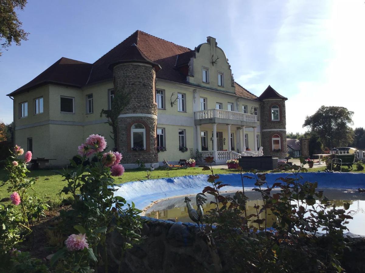 Gutshaus Darsikow Hotel ภายนอก รูปภาพ