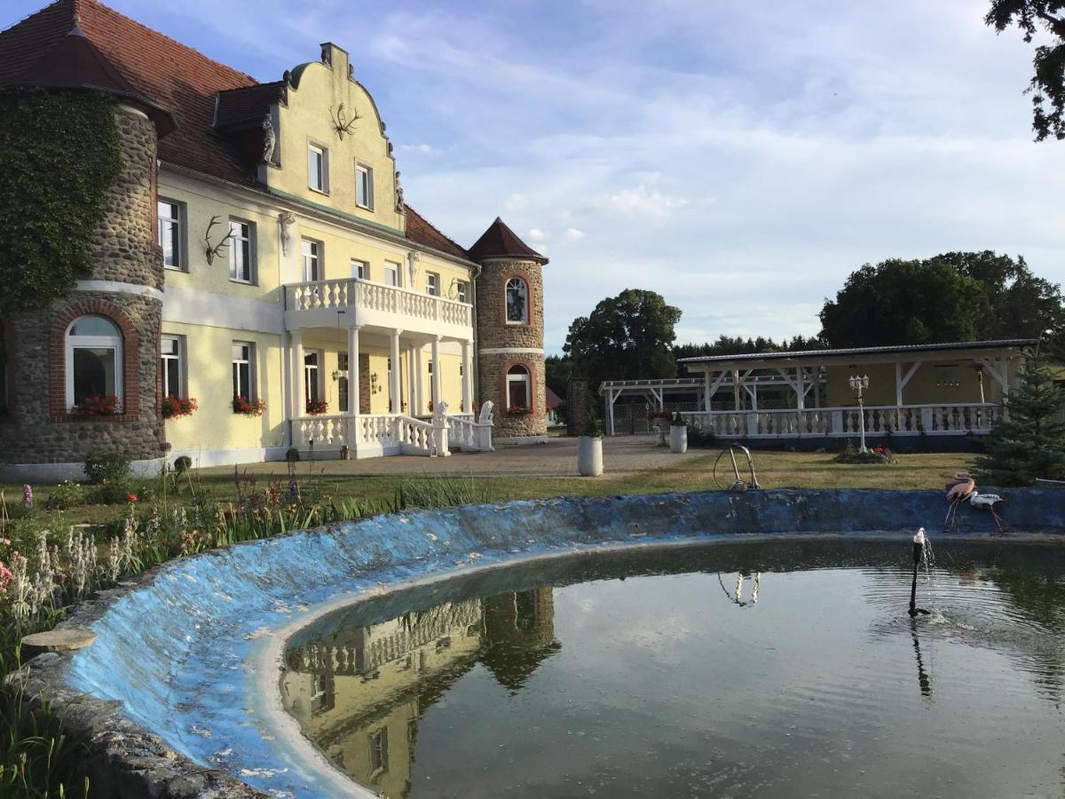 Gutshaus Darsikow Hotel ภายนอก รูปภาพ