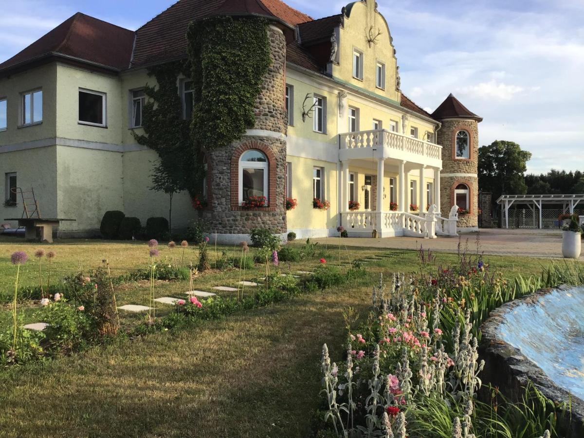 Gutshaus Darsikow Hotel ภายนอก รูปภาพ
