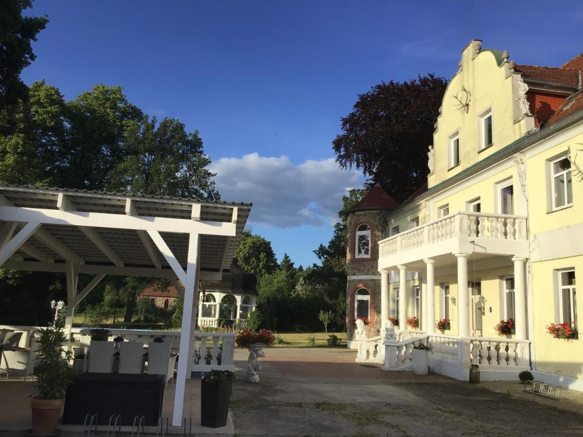 Gutshaus Darsikow Hotel ภายนอก รูปภาพ