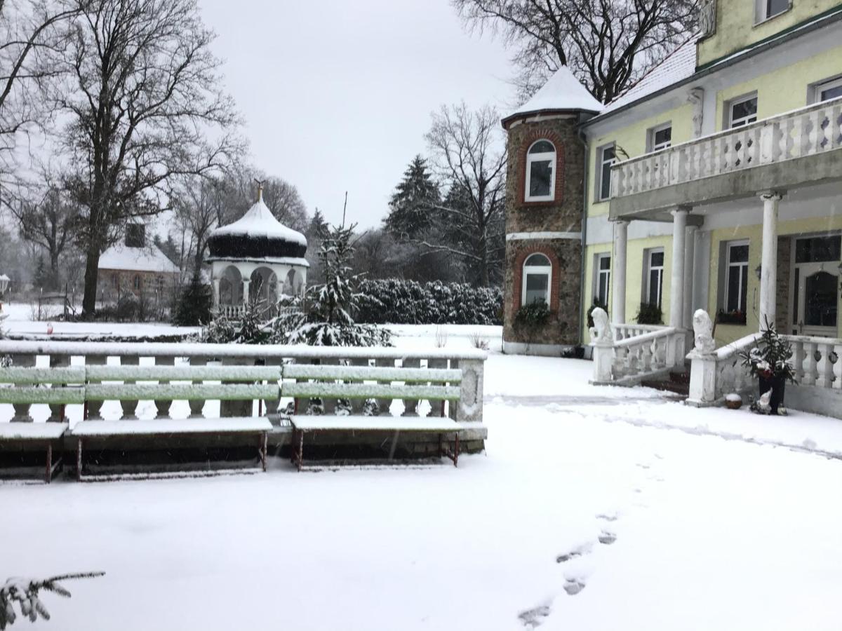 Gutshaus Darsikow Hotel ภายนอก รูปภาพ