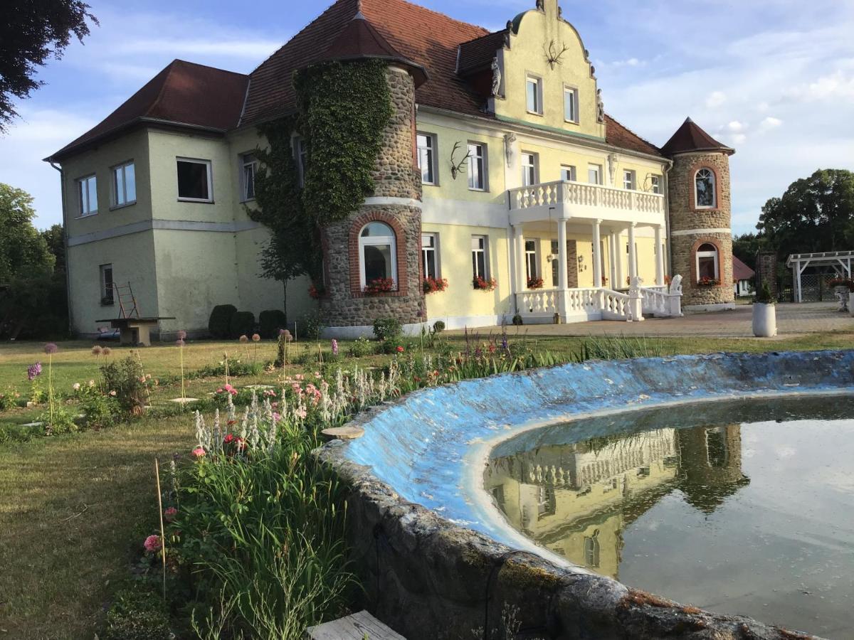 Gutshaus Darsikow Hotel ภายนอก รูปภาพ