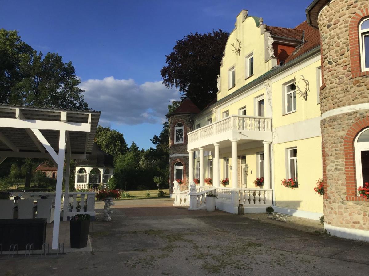 Gutshaus Darsikow Hotel ภายนอก รูปภาพ