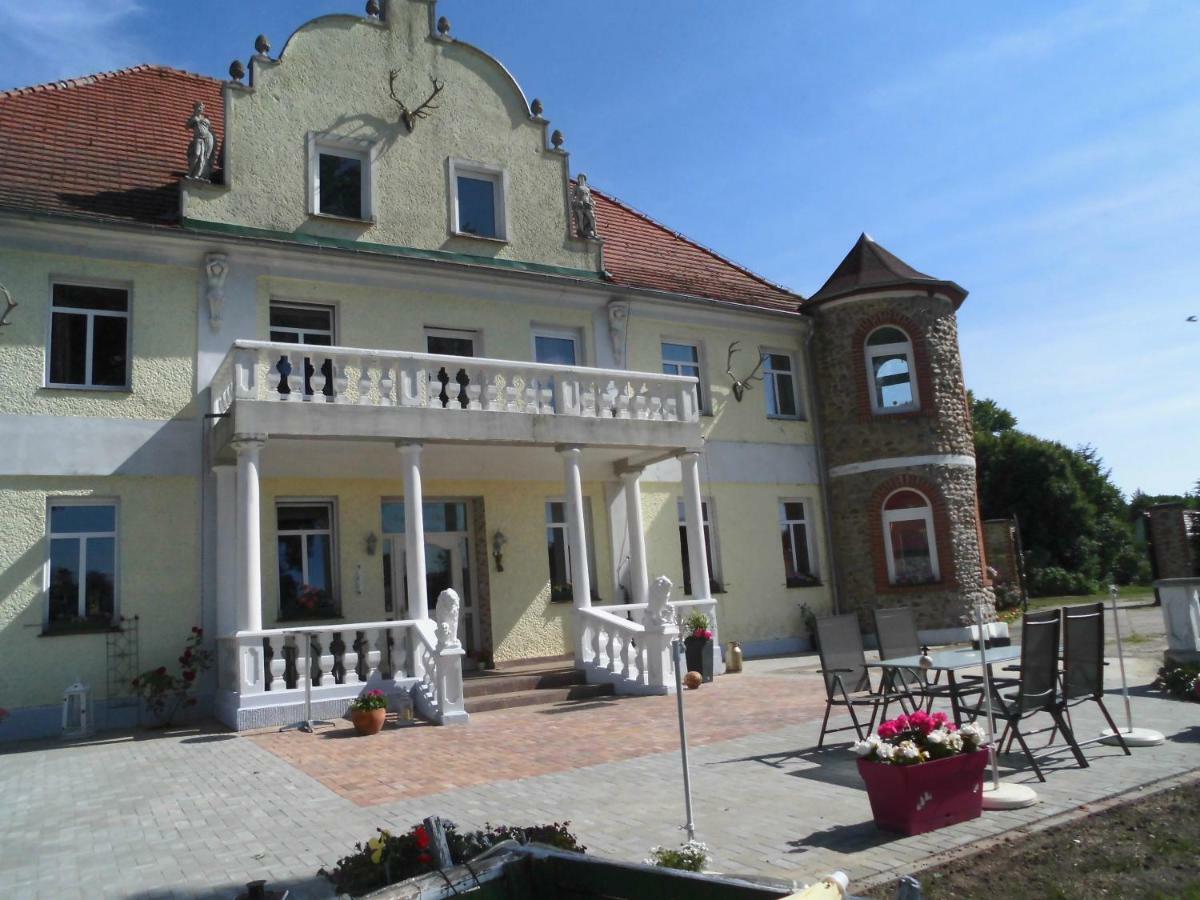 Gutshaus Darsikow Hotel ภายนอก รูปภาพ