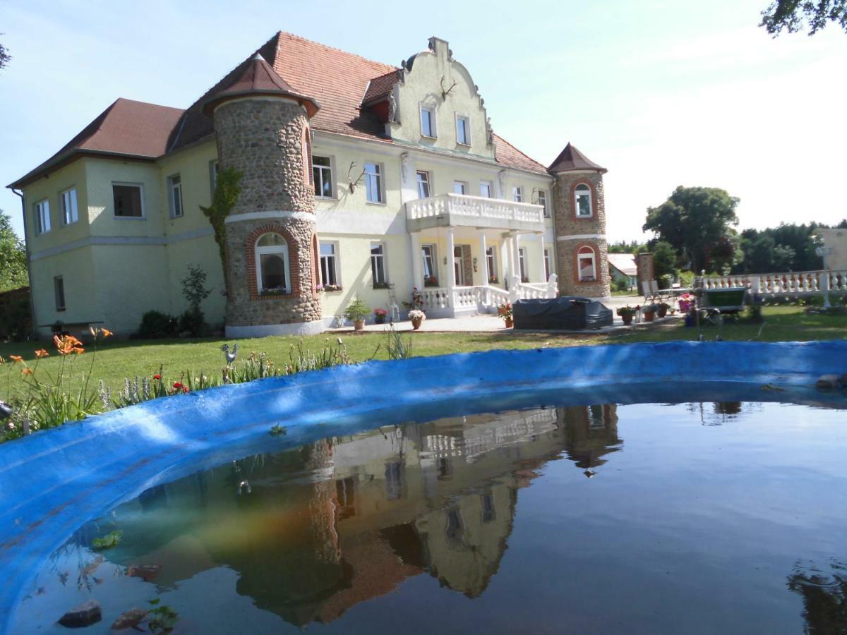 Gutshaus Darsikow Hotel ภายนอก รูปภาพ