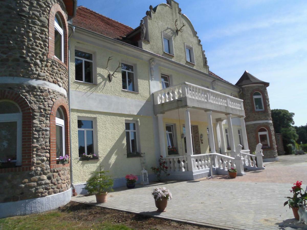 Gutshaus Darsikow Hotel ภายนอก รูปภาพ