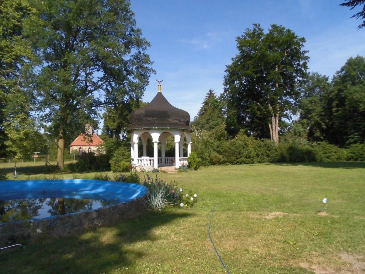 Gutshaus Darsikow Hotel ภายนอก รูปภาพ